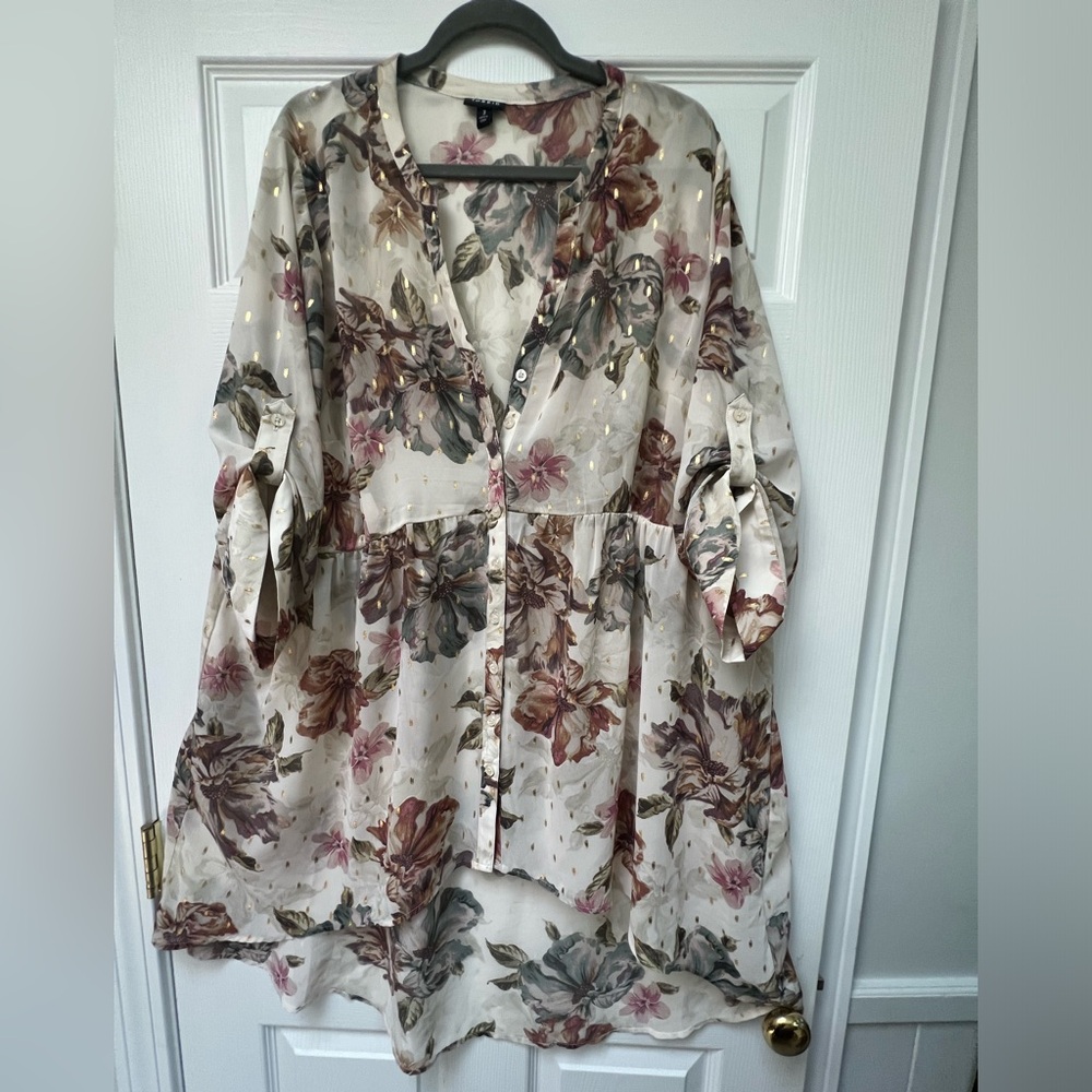 Torrid Hi-Low Semi-Cheer Floral Top Blouse  Button Up Roll Tab Sleeve Shirt